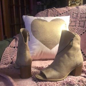 Very Nice Opened Toe Zippered Bootie!